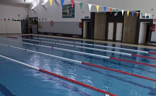 Una peligrosa bacteria obliga a cerrar la piscina de la UA