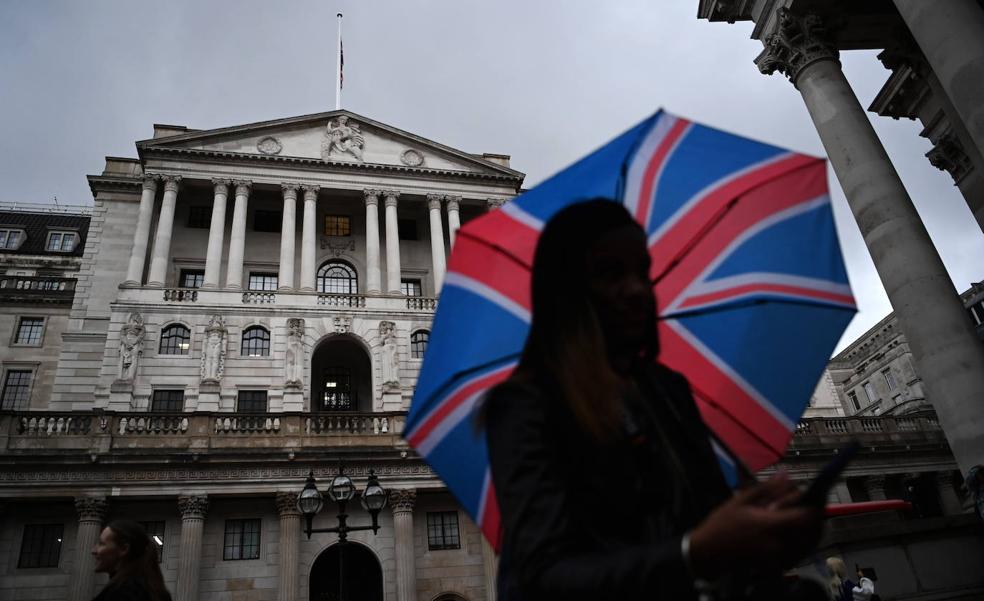 El Banco de Inglaterra eleva el tipo de interés al 3%, el mayor aumento en tres décadas