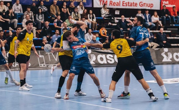 El TM Benidorm se abona al sufrimiento y la épica para derrotar al Cívitas Guadalajara (32-30)