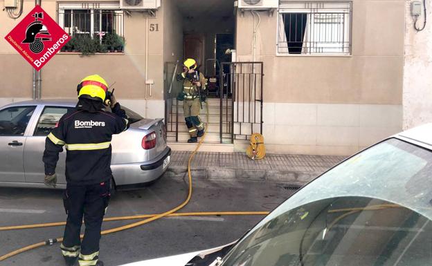 Los bomberos extinguen dos incendios, sin heridos, en Elda y San Vicente