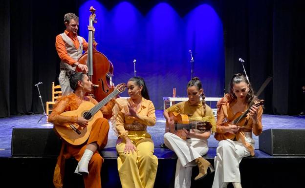 «Las Migas» revientan el auditorio de El Campello en su primer concierto tras recibir el premio Latin Grammy