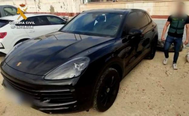 Una huella y una prenda permiten detener en la Vega Baja a dos peligrosos atracadores