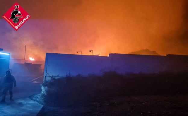 Un incendio arrasa una planta de reciclaje en Monforte del Cid