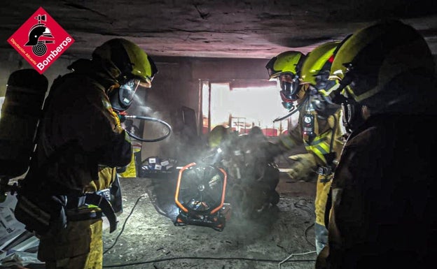 Un incendio calcina un local comercial en la concurrida avenida Jaume I de Benidorm