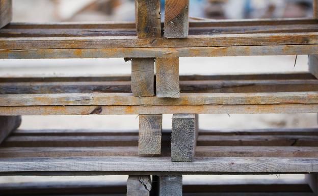 Muere un trabajador de 37 años tras caerle encima un palé en Catral