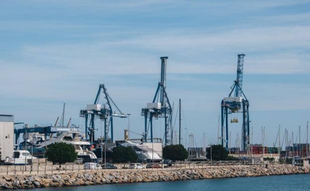 26 asociaciones de vecinos exigen al Gobierno que retire el recurso contra los macrodepósitos del Puerto