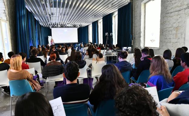 Adolescentes de Alicante aprenden sobre violencia de género con un monólogo de Marina Marroquí
