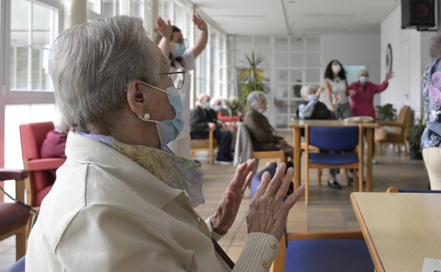 El acelerado envejecimiento de la población «apremia» una mejora en la atención domiciliaria