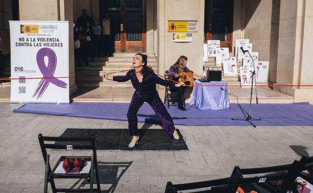 Sillas vacías, zapatos rojos y danza para conmemorar el 25N