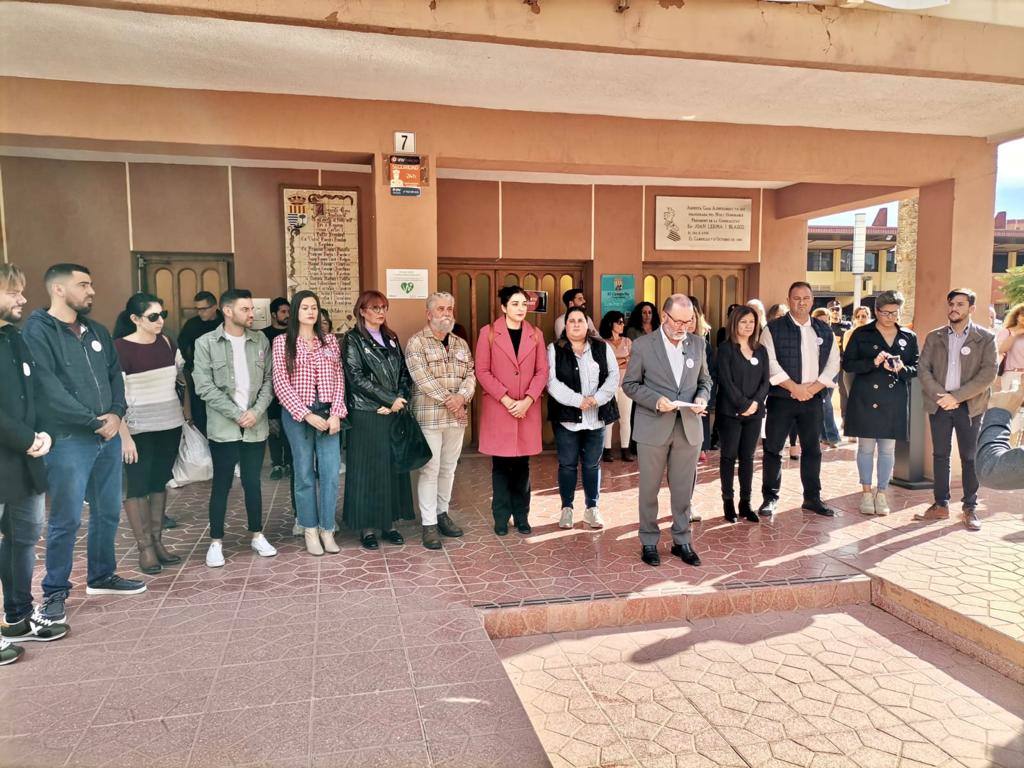 Emotivo minuto de silencio por las mujeres asesinadas por sus parejas