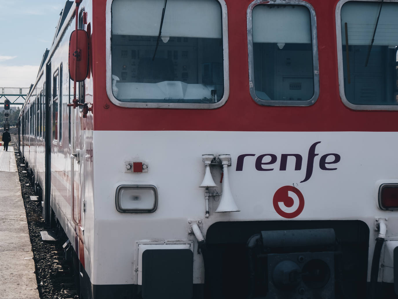 Los pasajeros del tren Alcoy-Valencia se convierten en sardinas por la reducción de servicio y horarios
