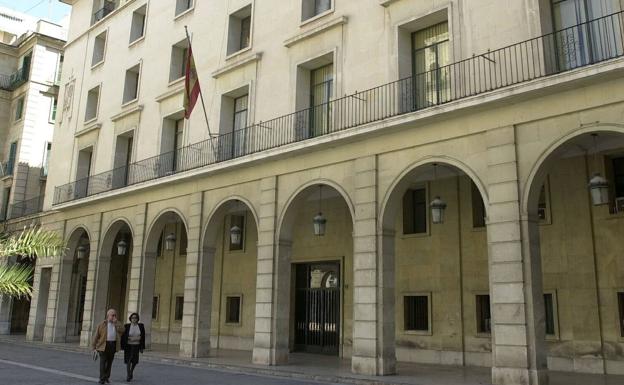 Un hombre reconoce ante un jurado haber matado a otro a tiros y pide perdón a la familia