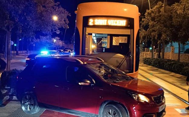 Dos heridas en Alicante al arrastrar el Tram un vehículo que se cruzó en la vía