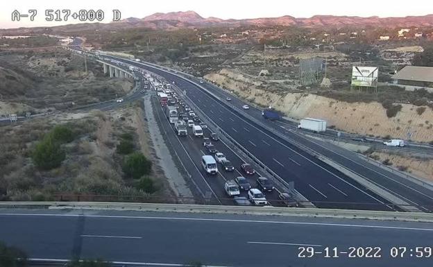 Un camión volcado provoca el caos en la A-7 con atascos kilométricos