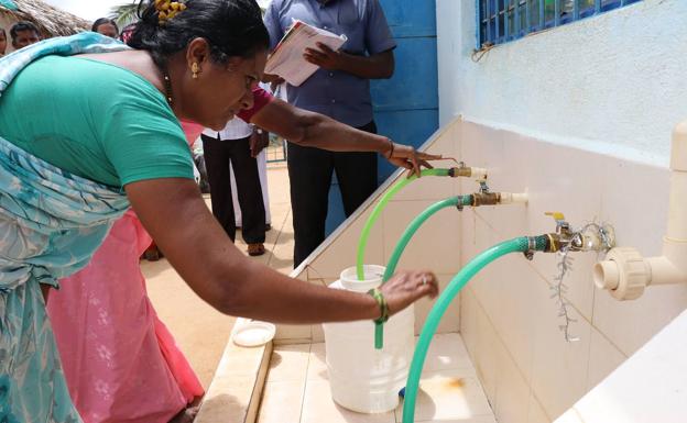 Una inmobiliaria alicantina construirá una planta de agua en la India para abastecer a casi 800 familias