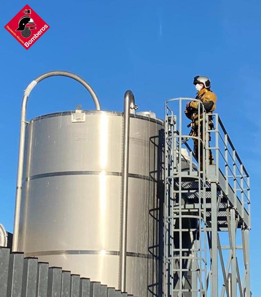 Un incendio quema parte de una fábrica de platos de ducha en Redován