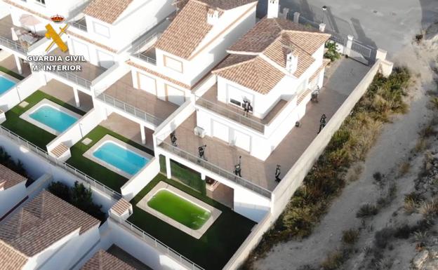 El color del agua de una piscina, clave para la caída de una banda dedicada a la producción de marihuana en la provincia de Alicante