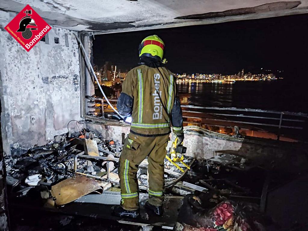 Un hombre sufre quemaduras en el 20% de su cuerpo en el incendio de su casa en Benidorm