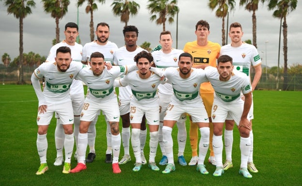 Machín sigue fiel a sus sistema predilecto de tres centrales en su primer ensayo con el Elche