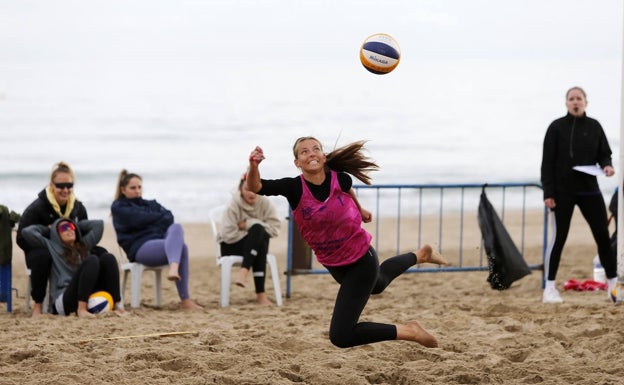 Los favoritos imponen su ley en Alicante en el inicio del Circuito de Invierno de Vóley Playa