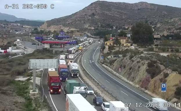 Fallece el conductor del camión que ha bloqueado la A-31 en Petrer