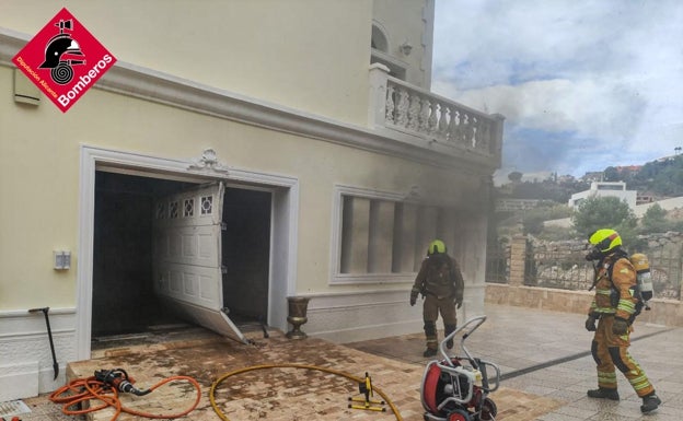 Arde un chalé en la urbanización Altea Hills
