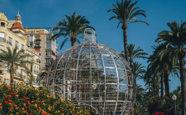Se incendia la bola de Navidad de Alicante