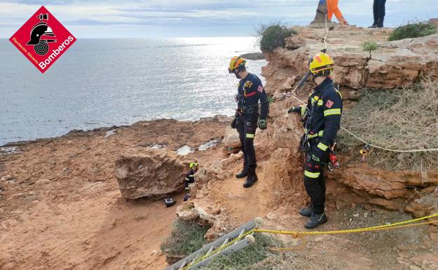 Rescate de vértigo en la cala Redona de Torrevieja