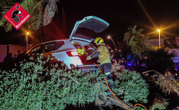 Un coche acaba en una rotonda en un accidente en Pilar de la Horadada