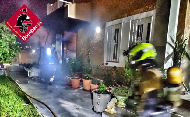 Un incendio afecta al exterior y parte del comedor de un chalé de Benidorm