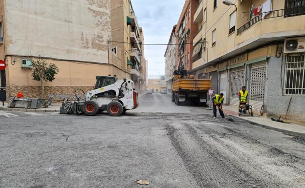 Elda inicia las obras para la mejora de la accesibilidad y el asfalto de las calles Tabarca y El Huerto