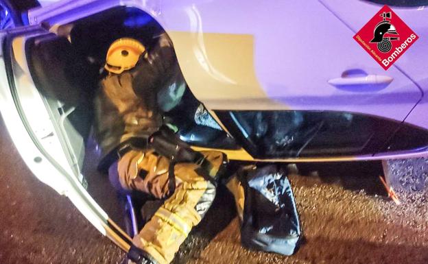 Los bomberos rescatan a un hombre de 73 años atrapado en un coche tras un accidente en Orihuela Costa