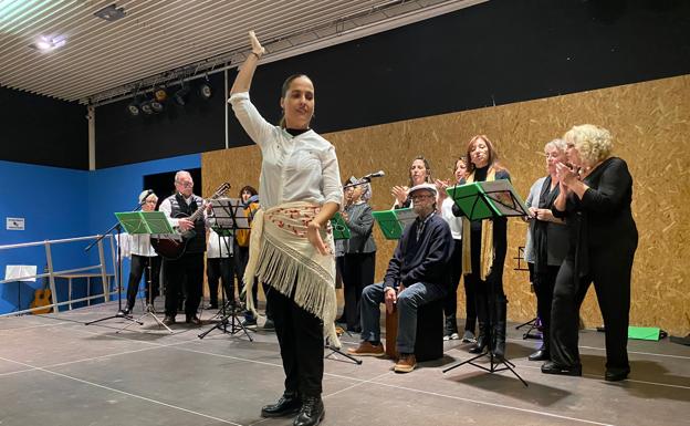 Un coro rociero y un Belén decoran la Navidad en El Campello