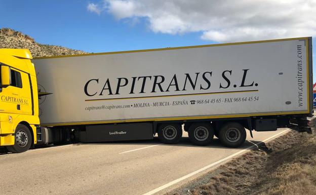 Liberado el tráfico en la CV-774 entre Busot y Xixona tras el accidente de un camión