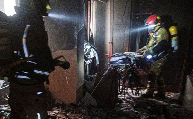 Evacuan a los vecinos de un edificio tras un incendio en una vivienda del centro de Orihuela