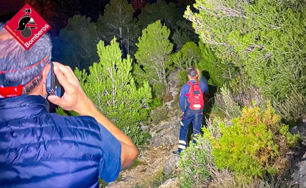 Rescatado un senderista en plena noche en el monte Ponoig de Polop