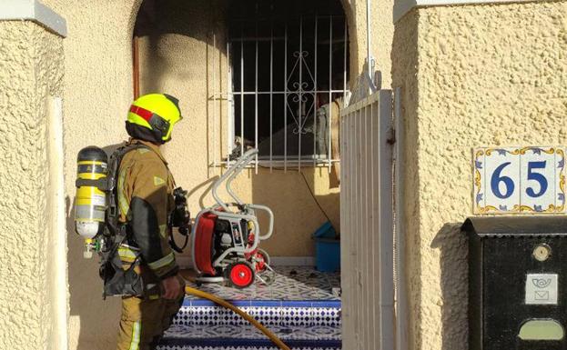 Muere una mujer de 60 años en el incendio en su bungalow en San Fulgencio