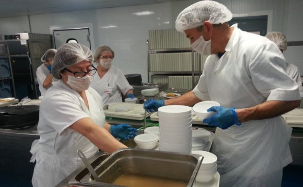 Desde cócteles de marisco a secreto de cerdo con miel. Así será el menú navideño en los hospitales alicantinos