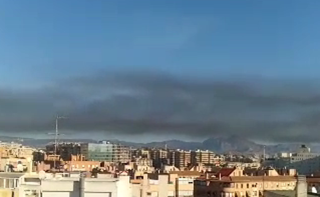 Un incendio en una fábrica de ladrillos abandonada tiñe de negro el cielo de Alicante