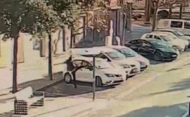 Rompe los retrovisores de 11 coches en Cocentaina y acaba detenido