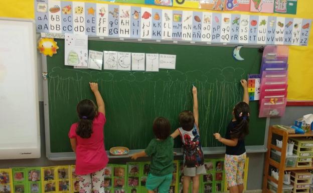 San Vicente concede más de un centenar de ayudas de material escolar durante 2022