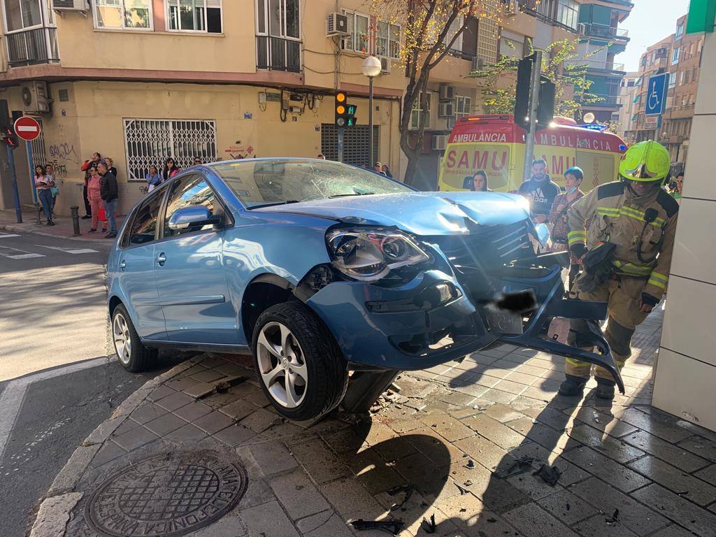 Herido un conductor tras sufrir un aparatoso accidente en el barrio alicantino de San Blas