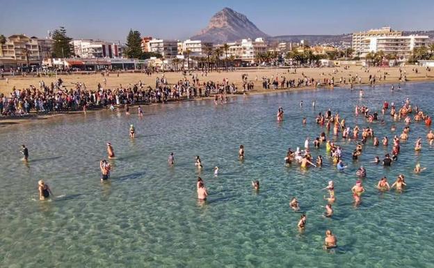 Un baño en el mar para contribuir con causas sociales