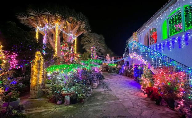 Las luces de Navidad convierten un chalé de Xàbia en un pedazo de Filipinas