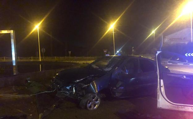 Un conductor ebrio destroza la rotonda de la entrada a Dénia