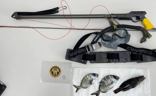 La llamada de un ciudadano permite interceptar a un pescador furtivo en Dénia