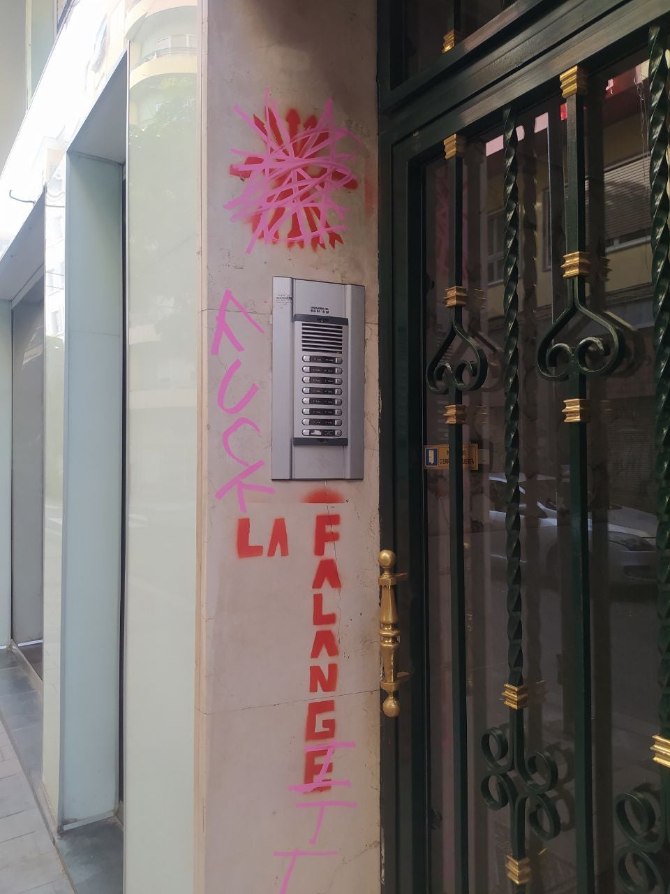 Aparecen pintadas con simbología fascista en la sede de Podemos de Alicante