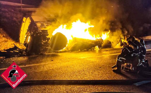 Arde por completo un camión frigorífico volcado en la A-31