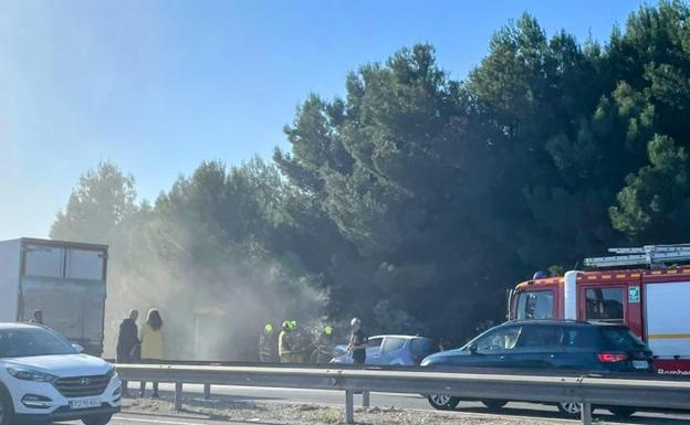 Un coche incendiado provoca retenciones en la avenida de la Universidad