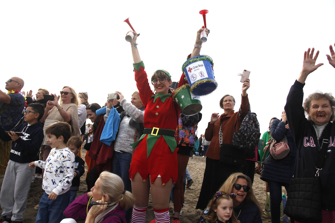 Más de 200 personas se bañan en Xàbia en Año Nuevo